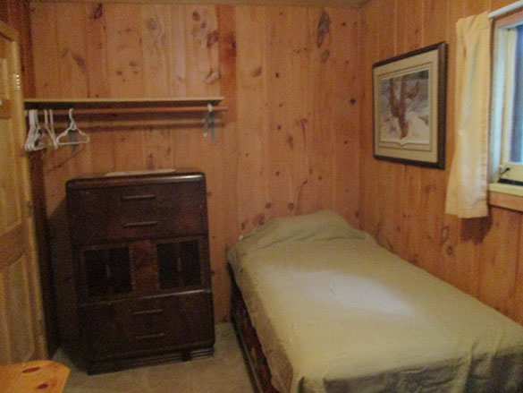 Cabin 5: Bedroom 3